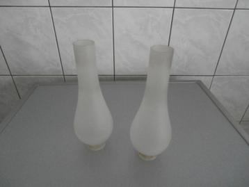 2 glazen lampenkappen in tulpvorm beschikbaar voor biedingen