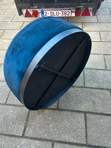 Blauwe zitbankje beschikbaar voor biedingen