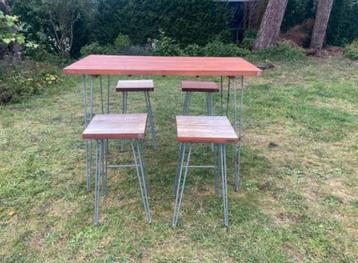 Hoge tafel met 4 krukken  beschikbaar voor biedingen