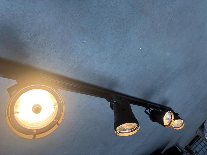 3 Fasenrail met spots, Huis en Inrichting, Lampen | Spots, Zo goed als nieuw, Plafondspot of Wandspot, Metaal of Aluminium, Halogeen