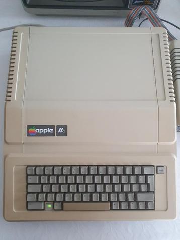 Apple IIe 65C02 met 64KB ram en Disk II Drive beschikbaar voor biedingen