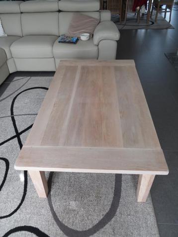 Grote massieve salontafel beschikbaar voor biedingen
