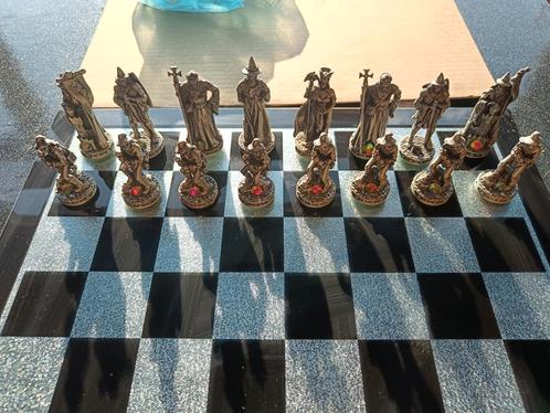 Schaakbord wizards vs dragons, Hobby en Vrije tijd, Gezelschapsspellen | Bordspellen, Ophalen