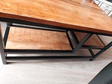 salontafel mango hout , bruin blad , stalen poten. 90x60cm. beschikbaar voor biedingen