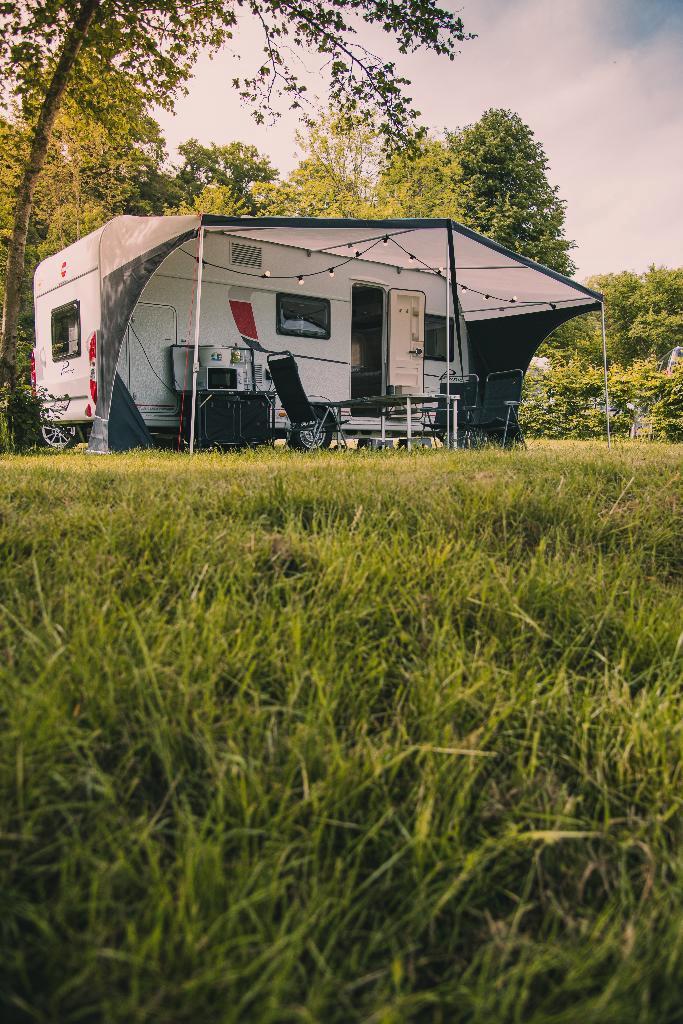 BURSTNER premio 495tk uit 2017, Caravans en Kamperen, Caravans, Particulier, tot en met 3, 1000 - 1250 kg, Treinzit, Bürstner