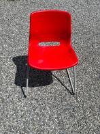 4 chaises rouges, Gebruikt