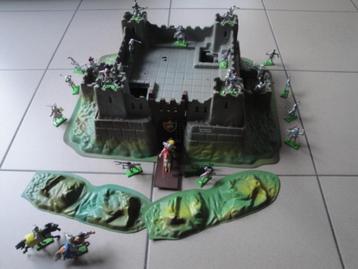 Britains Sword Castel Knight Castle 1985 + ridders beschikbaar voor biedingen