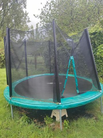 Grote trampoline met veiligheidsnet. 