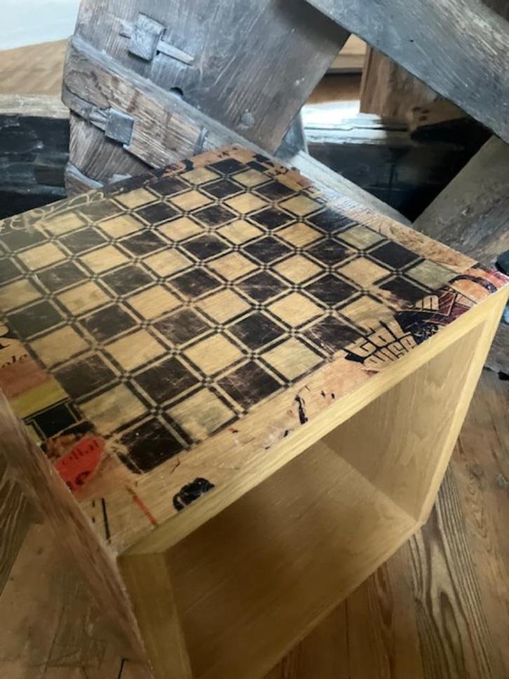 HOUTEN BIJZETAFELTJE / BOEKENKASTJE/ TRAPJE 40 /40/40 CM, Huis en Inrichting, Krukjes, Gebruikt, Hout, Ophalen