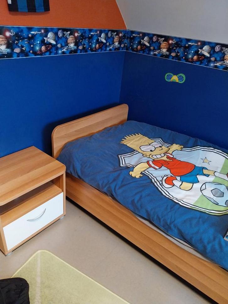 Kinderkamer: bed, nachtkastje, grote en kleine kleerkast, Kinderen en Baby's, Kinderkamer | Bedden, Zo goed als nieuw, 180 cm of meer
