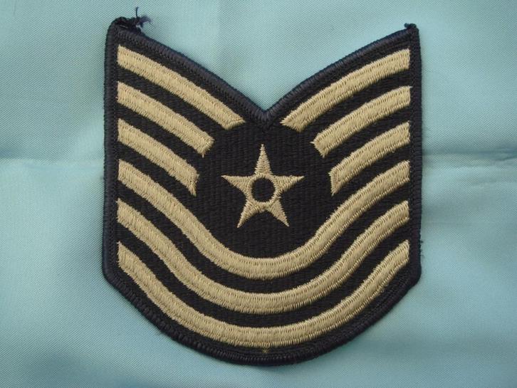 USAF # 8 - MASTER SERGEANT (1 ex), Verzamelen, Militaria | Algemeen, Luchtmacht, Embleem of Badge, Ophalen of Verzenden
