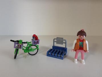 PLaymobil vrouw en fiets  beschikbaar voor biedingen