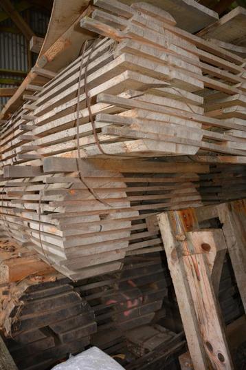 Verkoop van houten blokken (beuken en kersen) beschikbaar voor biedingen