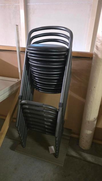 Stapelbare barstoel beschikbaar voor biedingen