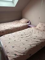 2 lits + 2 sommiers + 2 tables de chevet rose, Maison & Meubles, Chambre à coucher | Lits, 90 cm, Enlèvement ou Envoi, Comme neuf