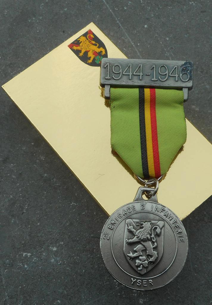 2EME BRIGADE D'INFANTERIE "YSER" - MEDAILLE COMMEMORATIVE, Verzamelen, Militaria | Algemeen, Landmacht, Lintje, Medaille of Wings