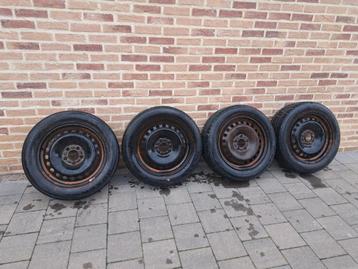 4x winter banden op velg  16" disponible aux enchères