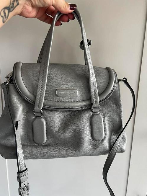 Handtas Marc Jacobs, Handtassen en Accessoires, Tassen | Damestassen, Zo goed als nieuw, Handtas, Grijs, Ophalen of Verzenden