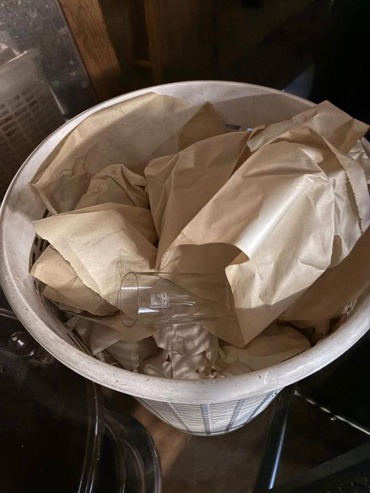 GRATUIT — Grand panier à linge rempli de verres (propre), Collections, Verres & Petits Verres, Utilisé, Autres types, Enlèvement