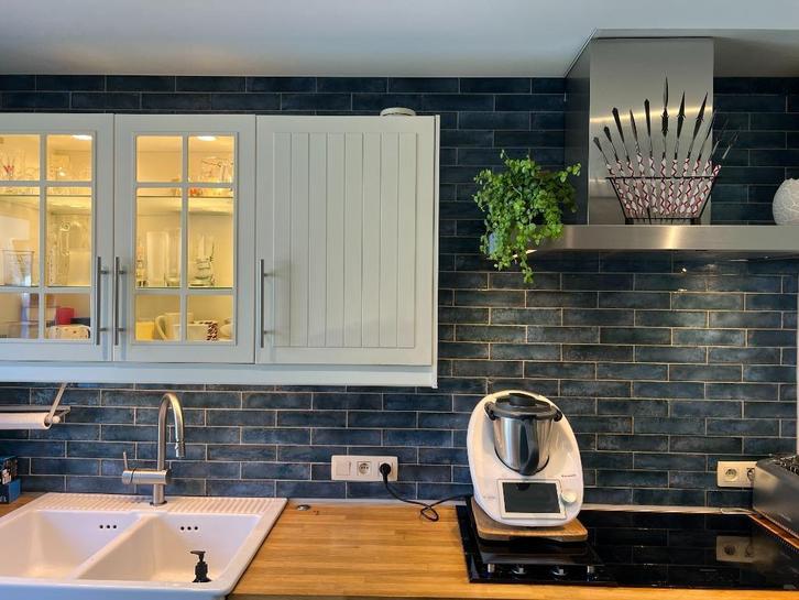 Tegel 8 cm x 24 cm - Metallic blauw - Collectie 2024, Doe-het-zelf en Bouw, Tegels, Nieuw, Wandtegels, Keramiek, 20 tot 40 cm