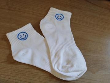 Witte enkelsokken beschikbaar voor biedingen