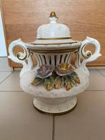 Vase italien en porcelaine Bassano avec fleurs et poignées, Antiquités & Art, Antiquités | Céramique & Poterie, Enlèvement ou Envoi