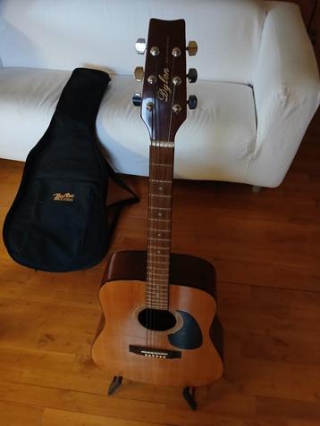 Gitaar met staander en gitaarzak beschikbaar voor biedingen