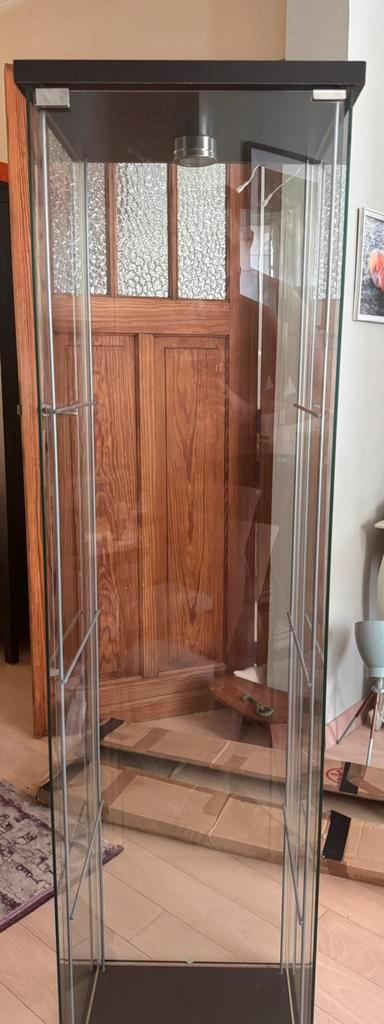 2 IKEA vitrines - donkerbruin, Huis en Inrichting, Kasten | Vitrinekasten, Ophalen