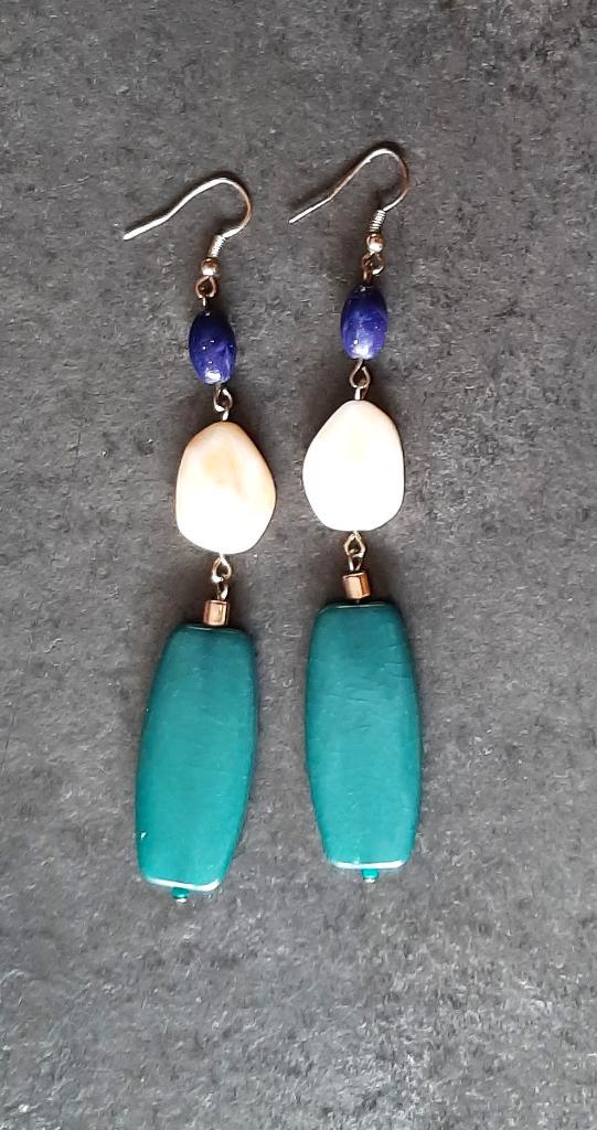 Te koop: Mooie lange oorbellen., Bijoux, Sacs & Beauté, Boucles d'oreilles, Utilisé, Pendantes, Autres matériaux, Vert, Enlèvement