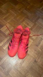 Adidas – Crampons de football rouges, Sport en Fitness, Voetbal, Ophalen, Zo goed als nieuw, Bal