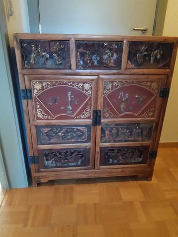 Belle armoire chinoise disponible aux enchères