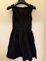 Zwart elegante jurk met borduur-print - ZARA – maat S, Enlèvement ou Envoi, Porté, Noir, Zara