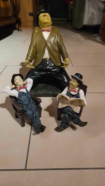 Beeldje van laurel en hardy op een stoel en groot beeld van  beschikbaar voor biedingen