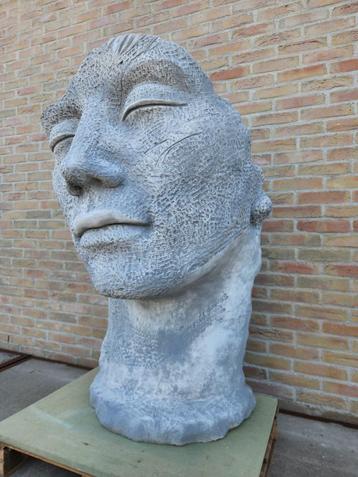 Man en vrouw prachtige kunstbeelden topstukken aan spotprijs beschikbaar voor biedingen