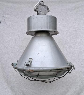 Vintage industrie lampen. Industriële lamp beschikbaar voor biedingen