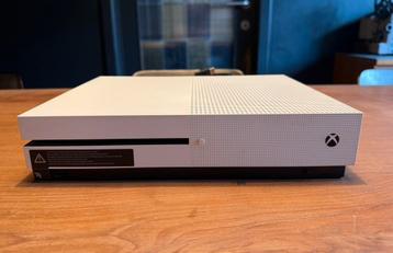 Xbox one S 1T met controller/ play & charge kit