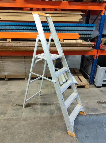 Professionele trapladder met brede treden van topkwaliteit  beschikbaar voor biedingen