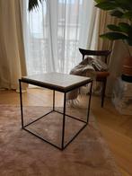 Bijzettafel van zwart metaal en wit marmer, Huis en Inrichting, Minder dan 55 cm, Metaal of Aluminium, Vierkant, Ophalen
