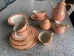 Antiek servies 4 delig Boch Keralux zalmroze vergulde rand, Antiek en Kunst, Antiek | Servies compleet, Ophalen