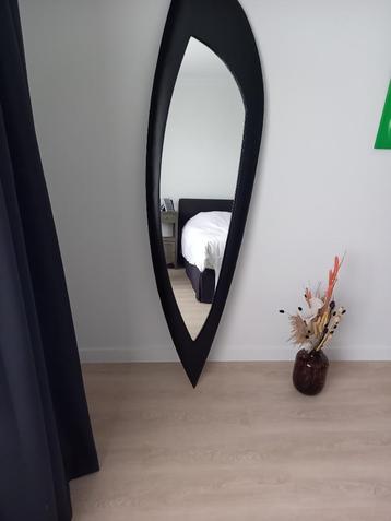 Ovale of druppel spiegel zwart