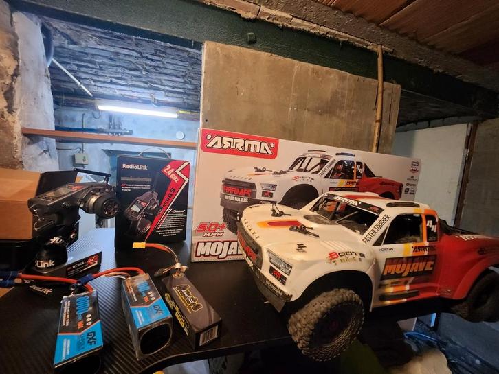 Arrma Mojave 4S + 3 Lipos 8000 mAh en Radiolink tx/rx, Hobby en Vrije tijd, Modelbouw | Radiografisch | Auto's, Ophalen of Verzenden