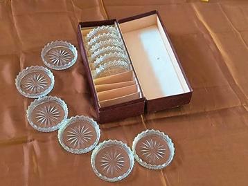 Vintage set van 12 glazen onderzetters beschikbaar voor biedingen