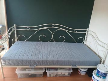 Metalen witte slaapbank/bed 90cm met nieuwe matras beschikbaar voor biedingen