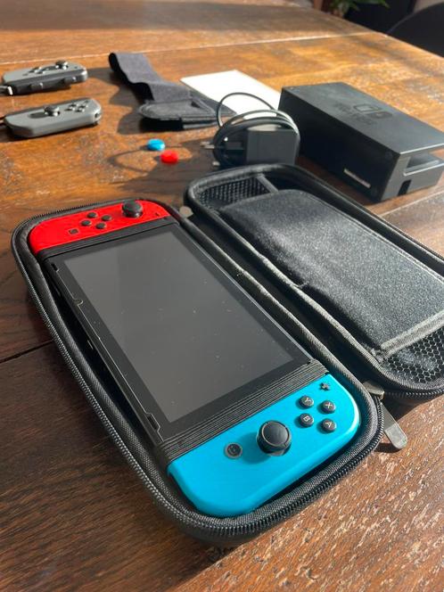 Nintendo Switch V2 met accessoires - Krasvrij scherm, Games en Spelcomputers, Spelcomputers | Nintendo Switch, Zo goed als nieuw