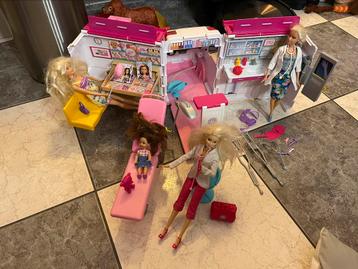Prachtige Barbie ambulance met licht en geluid als nieuw