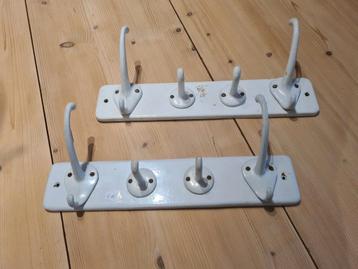 Oude geëmailleerde badkameraccessoires  beschikbaar voor biedingen