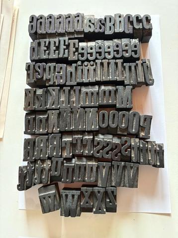 Houten letters beschikbaar voor biedingen