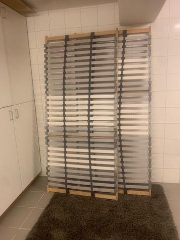 2 lattenbodems met propere matrassen beschikbaar voor biedingen