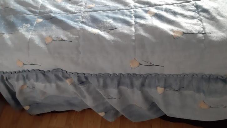 Sprei wit lichtblauwe bloemen 2 persoonsbed, Huis en Inrichting, Slaapkamer | Beddengoed, Zo goed als nieuw, Deken of Dekbed, Tweepersoons