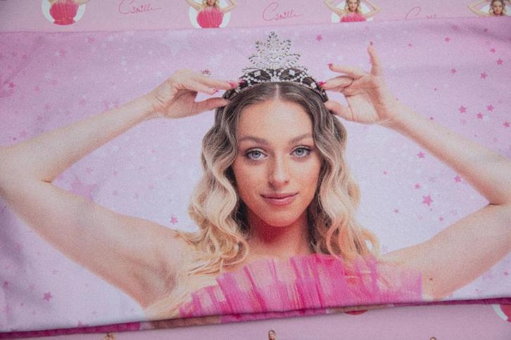 Strandlaken – badhanddoek Camille collector’s item ZGAN, Kinderen en Baby's, Kindermode-accessoires, Zo goed als nieuw, Ophalen of Verzenden